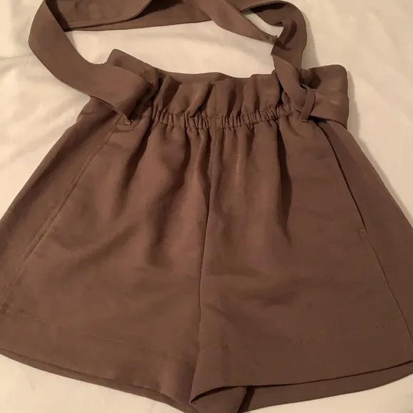 Aritzia Paper Bag Wilfred Shorts size 4 brown neutral