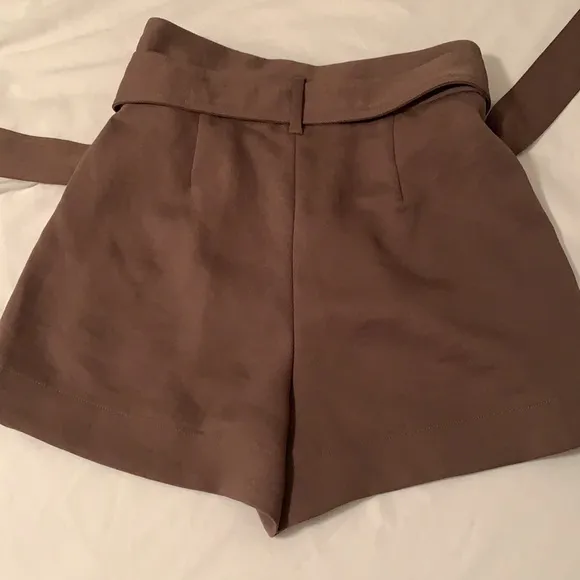Aritzia Paper Bag Wilfred Shorts size 4 brown neutral
