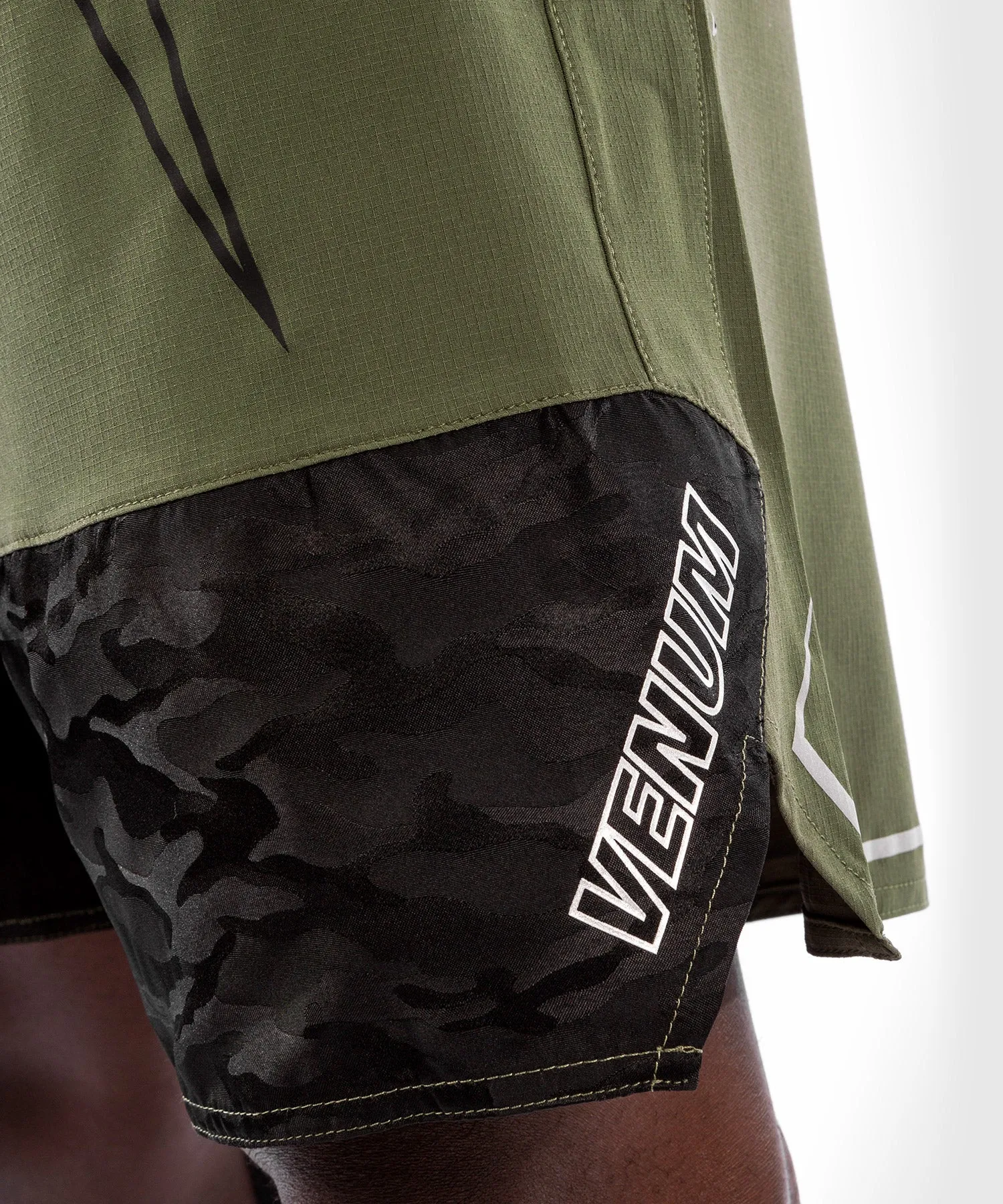 Fightshorts Venum LIGHT 4.0 - Kaki/Zilver