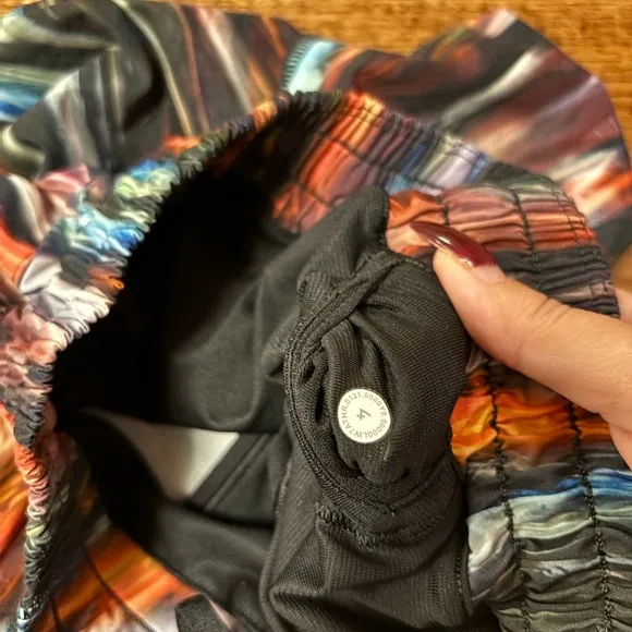 Lululemon athletica chroma fusion rainbow hotty hot shorts size 4 low rise
