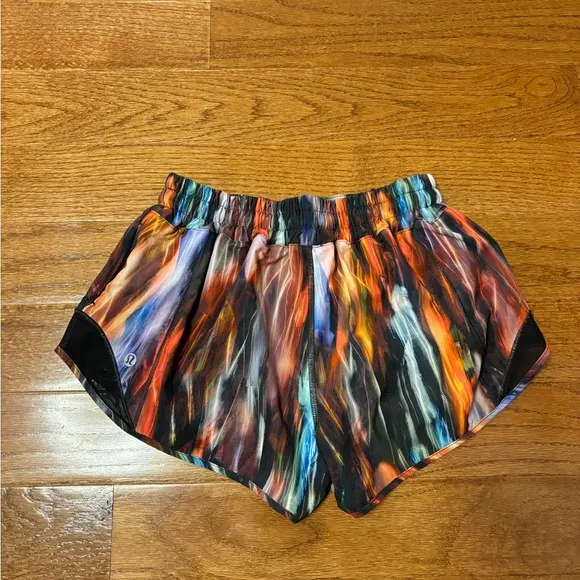 Lululemon athletica chroma fusion rainbow hotty hot shorts size 4 low rise