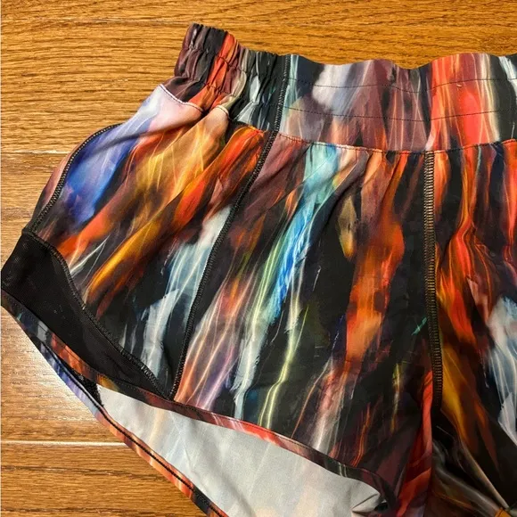 Lululemon athletica chroma fusion rainbow hotty hot shorts size 4 low rise