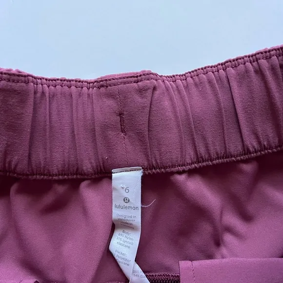 lululemon athletica On The Fly Short 2.5” Misty Merlot -Size 6