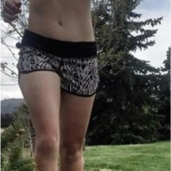 Lululemon black white speed shorts 6 Pretty Palm Black Angel Wing / Black 2 way