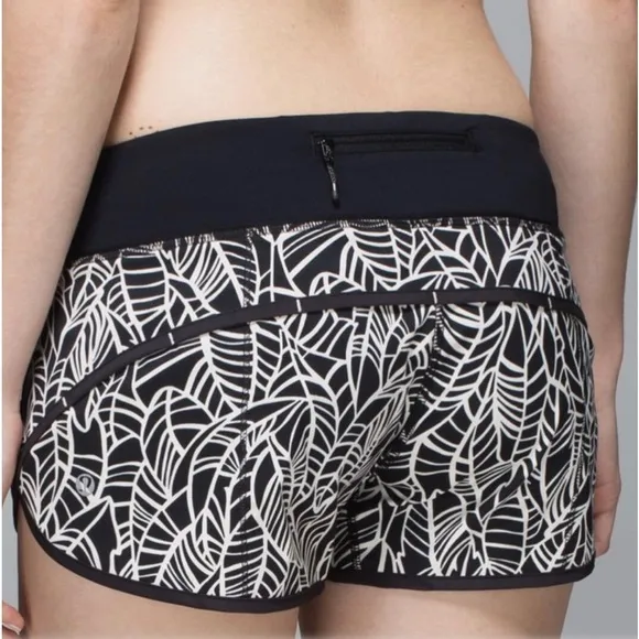 Lululemon black white speed shorts 6 Pretty Palm Black Angel Wing / Black 2 way