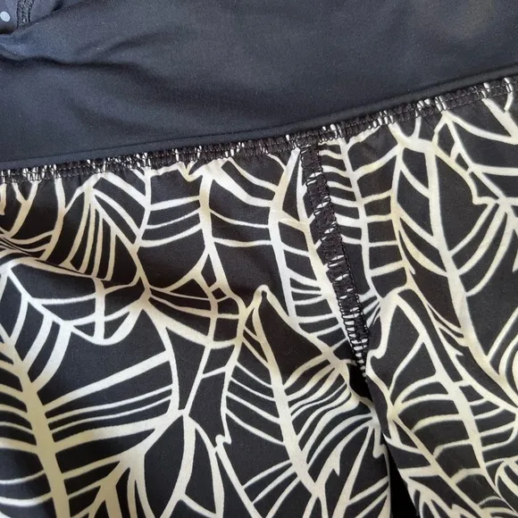 Lululemon black white speed shorts 6 Pretty Palm Black Angel Wing / Black 2 way