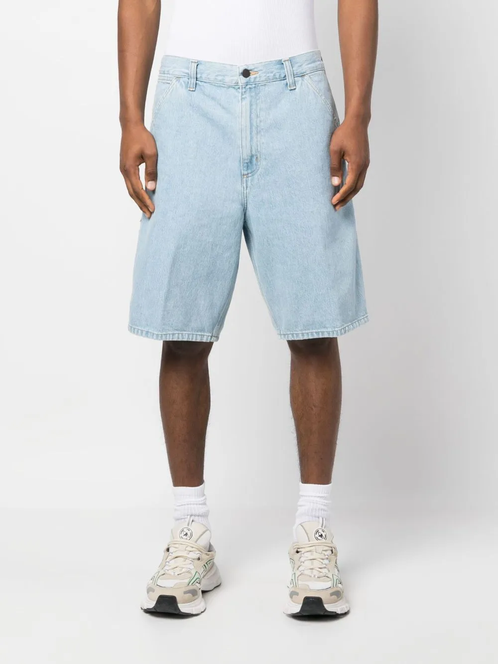 Single knee denim jeans