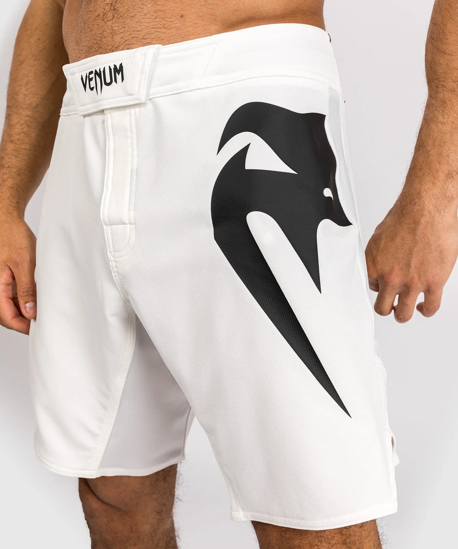 Venum Light 5.0 Vechtshorts - Wit/Zwart