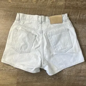 Vintage Women’s Calvin Klein Light Wash Shorts Size 29